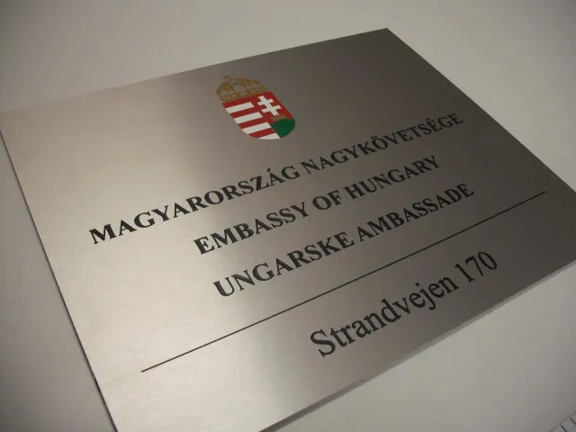 gravomania design szalcsiszolt alum gravirozva kifestettcimerrel 1 640x480 fekvo